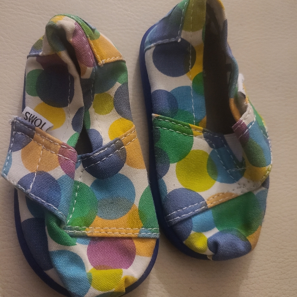 Tom's baby shoes / sneakers